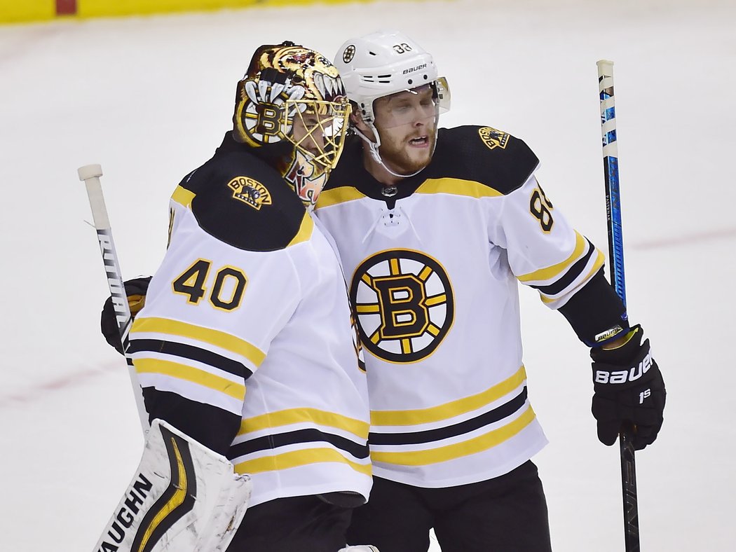 Tuukka Rask a David Pastrňák se radují z druhé výhry Bruins v sérii