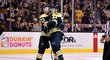 David Pastrnak se raduje se spoluhráčem Charlie McAvoyem