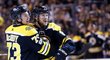 David Pastrnak se raduje se spoluhráčem Charlie McAvoyem