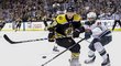 David Pastrňák se probíjí k brance Minnesoty v nočním zápase NHL