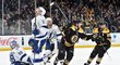 Jake DeBrusk a asistent kapitána Patrice Bergeron se radují z trefy Davida Pastrňáka.