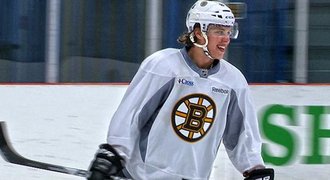 Pastrňákův první zápas za Bruins: Přišel o kus zubu, zastínil jedničku draftu