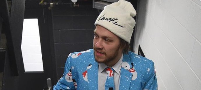 Hokejisté Bruins dodrželi tradici a do domácí TD Garden dorazili ve vánočně laděných oblecích, Pastrňákovo kvádro se sněhuláky se vyjímalo.