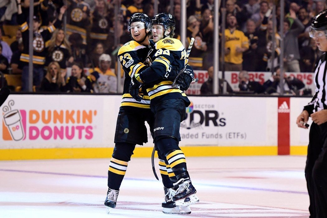 David Pastrnak se raduje se spoluhráčem Charlie McAvoyem