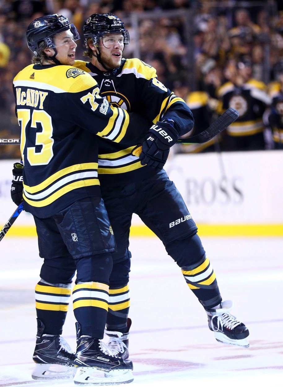 David Pastrnak se raduje se spoluhráčem Charlie McAvoyem