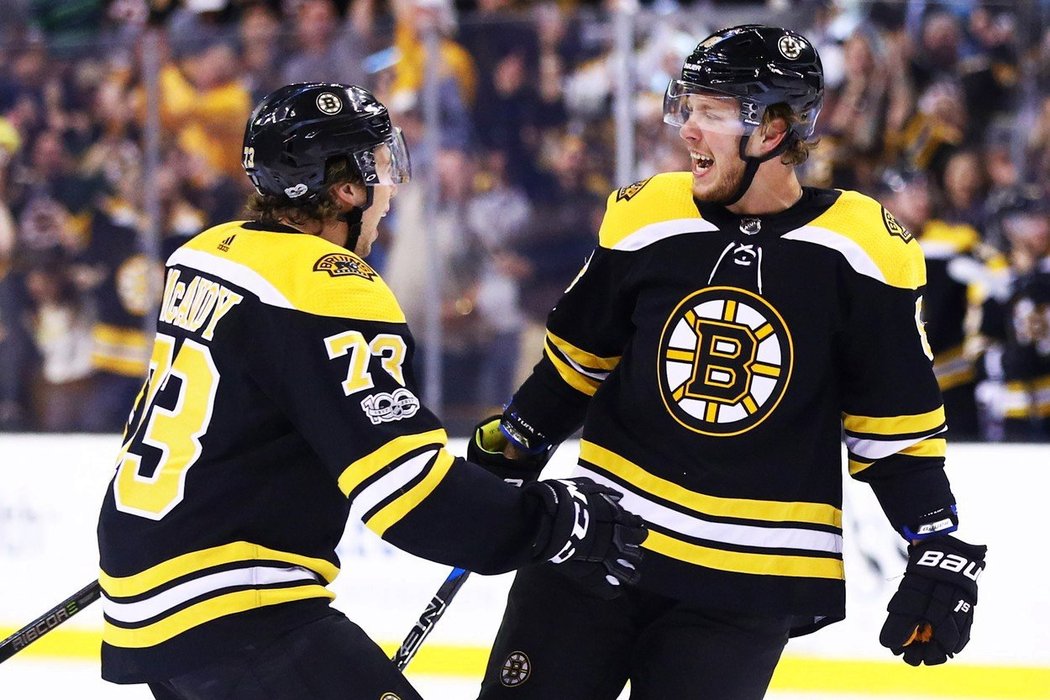 David Pastrnak se raduje se spoluhráčem Charlie McAvoyem