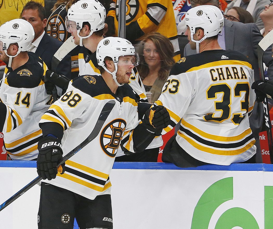 Útočníci David Krejčí a David Pastrňák vstřelili ve čtvrtečním utkání NHL jediné góly Bostonu, který prohrál na ledě Edmontonu 2:3 v prodloužení.