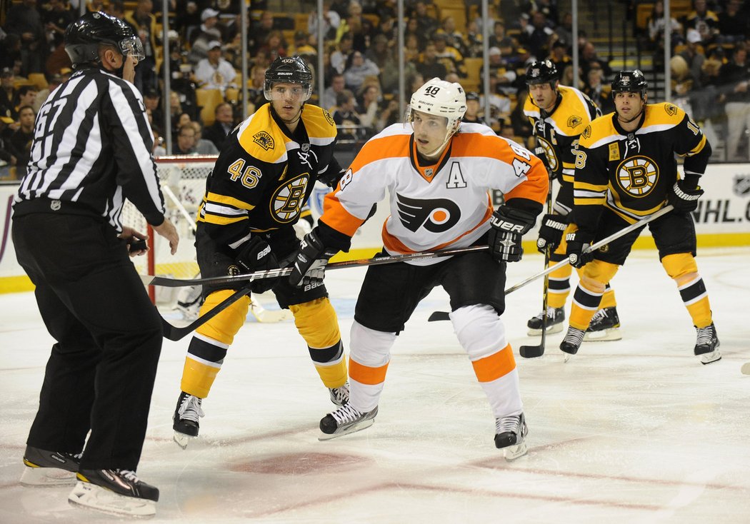 Bostonský David Krejčí (vlevo) a Danny Briere z Philadelphie