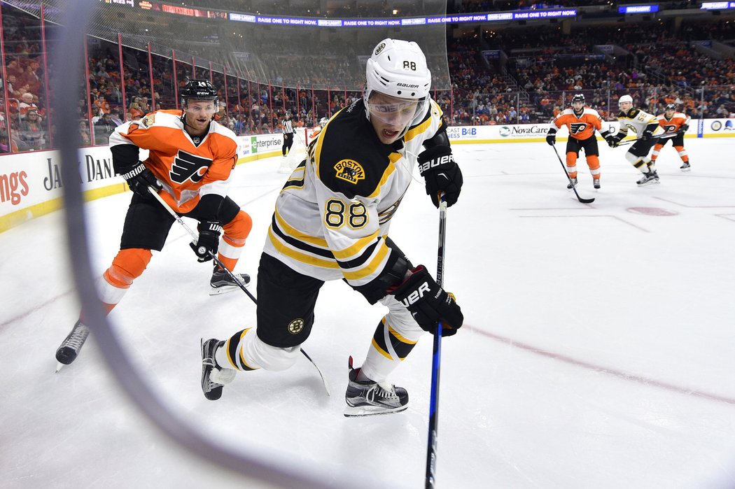 David Pastrňák při utkání s Philadelphií Flyers