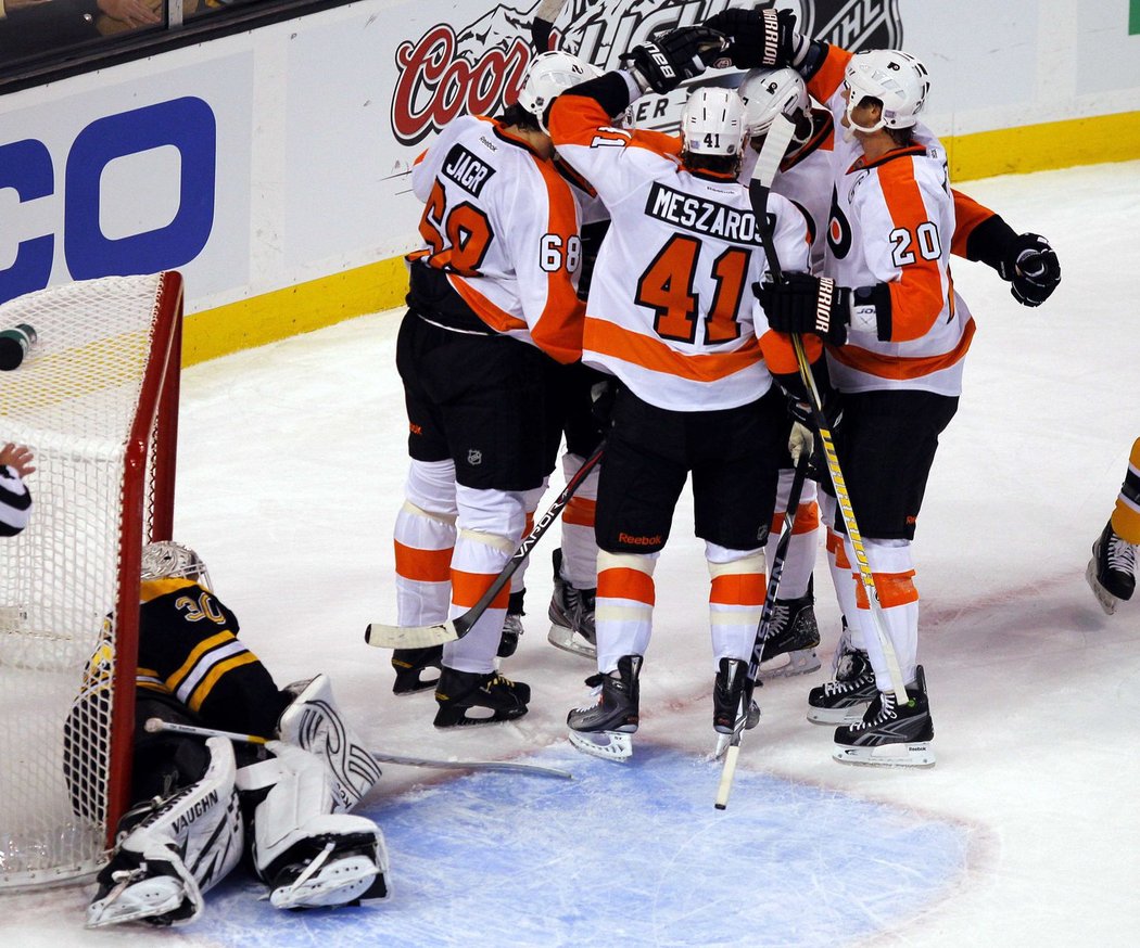 Hokejisté Philadelphie slaví Girouxův gól do sítě Bostonu, Jaromír Jágr vyrovnávací trefu vymyslel a připsal si šestnáctistý bod v NHL v kariéře