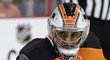 Brankář Philadelphie Ray Emery sleduje puk v zápase s Bostonem