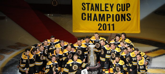 Památeční foto Boston Bruins se Stanley Cupem z roku 2011