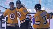 David Pastrňák (88) zaznamenal v zápase pod širým nebem proti Philadelphii hattrick, kterým řídil výhru Bostonu 7:3