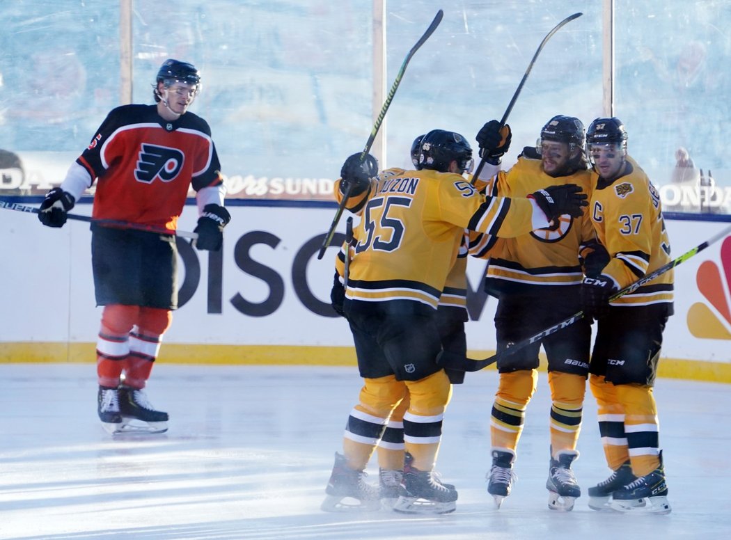 David Pastrňák (88) zaznamenal v zápase pod širým nebem proti Philadelphii hattrick, kterým řídil výhru Bostonu 7:3