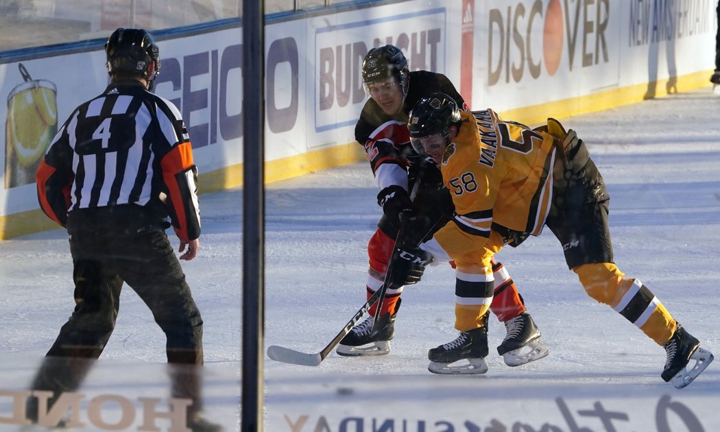 Hokejisté Bostonu i díky hattricku Davida Pastrňáka zvítězili v zápase pod širým nebem nad Philadelphií 7:3