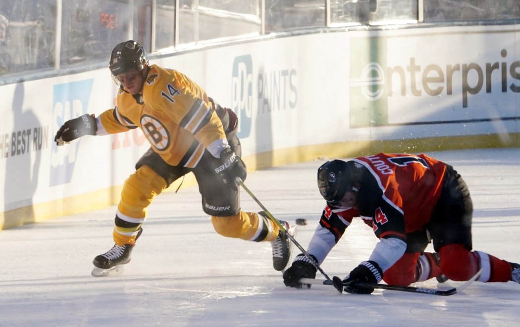 Hokejisté Bostonu i díky hattricku Davida Pastrňáka zvítězili v zápase pod širým nebem nad Philadelphií 7:3