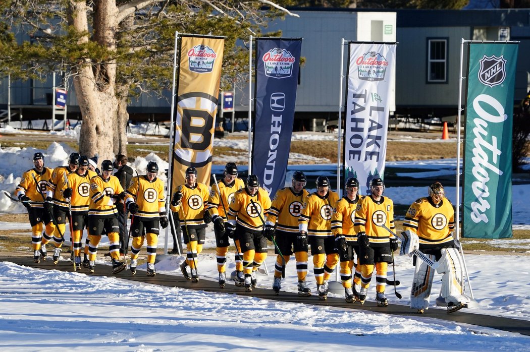 Hokejisté Bostonu i díky hattricku Davida Pastrňáka zvítězili v zápase pod širým nebem nad Philadelphií 7:3