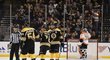Hokejisté Bostonu se radují z gólu do sítě Philadelphie