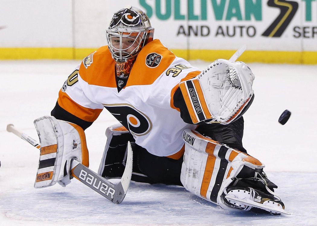 Brankář Philadelphie Michal Neuvirth se marně natahuje po střele bostonského Zdena Cháry