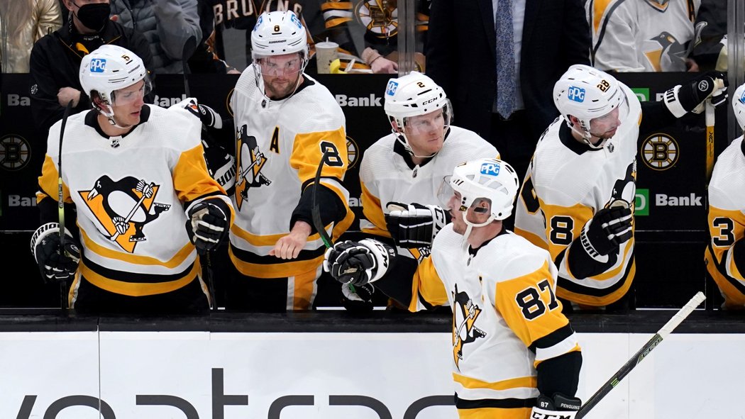 Sidney Crosby slaví gól při obratu proti Bostonu