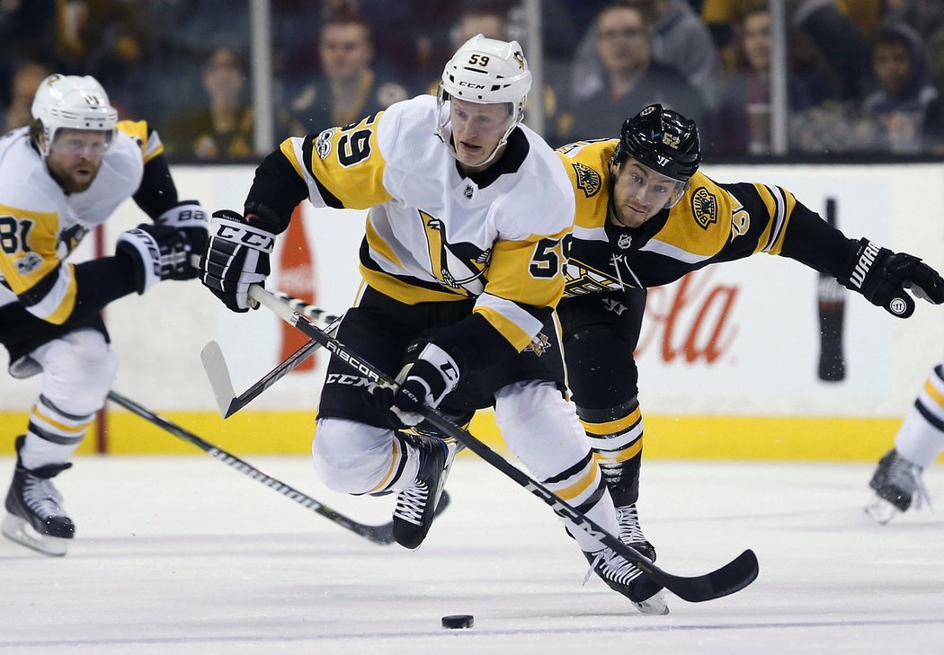 Jake Guentzel hledá cestu k brance soupeře