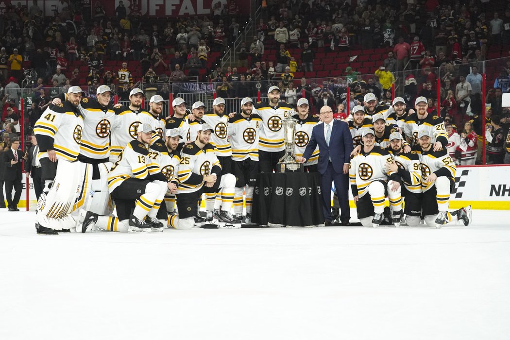 Hokejisté Bostonu pózují s Prince of Wales Trophy