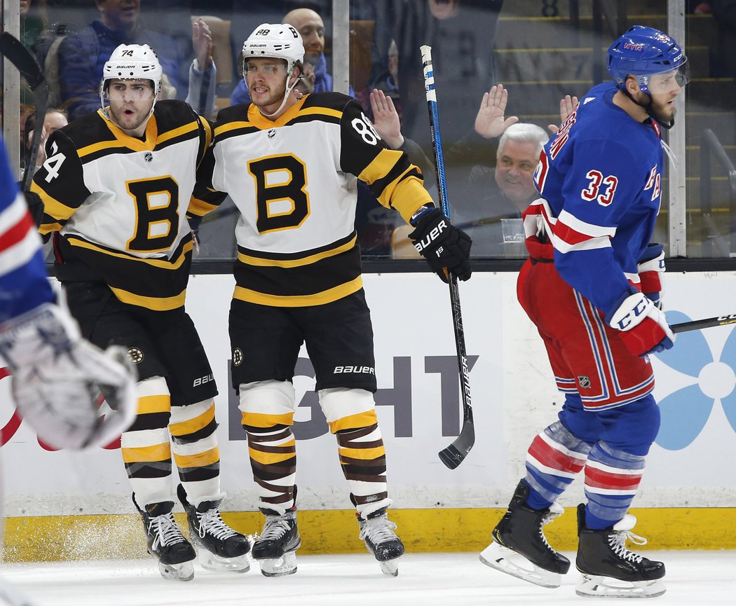 David Pastrňák zařídil ve středečním utkání NHL třemi góly a dvěma asistencemi výhru Bostonu 6:3 nad New Yorkem Rangers.