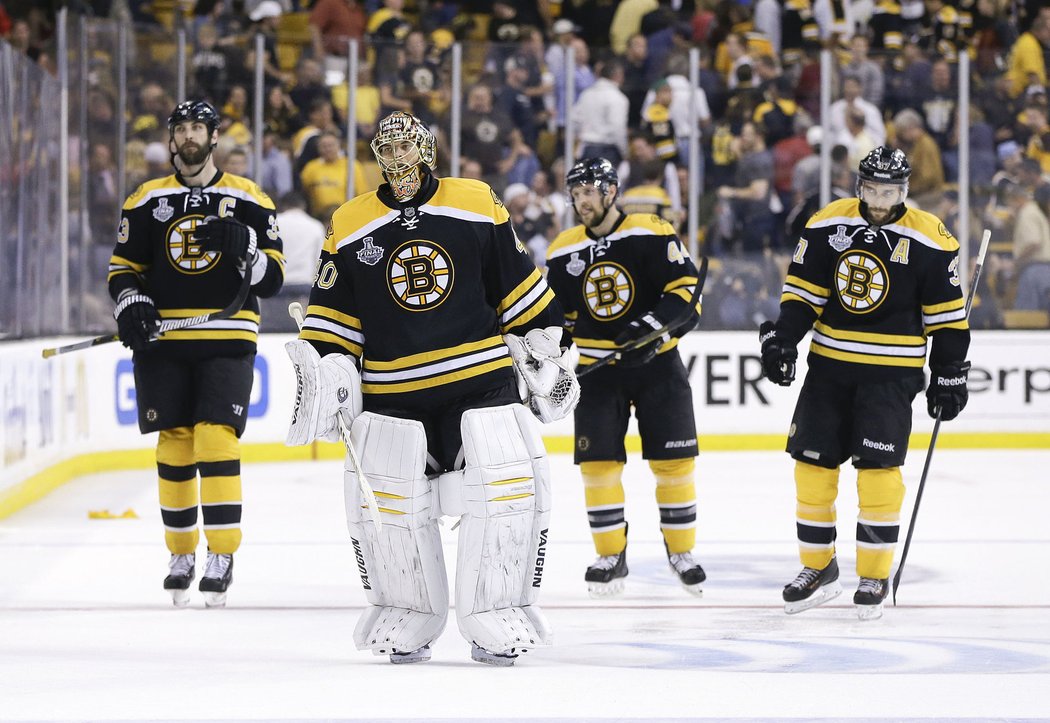 Zklamaní hráči Bruins odchází do šaten.