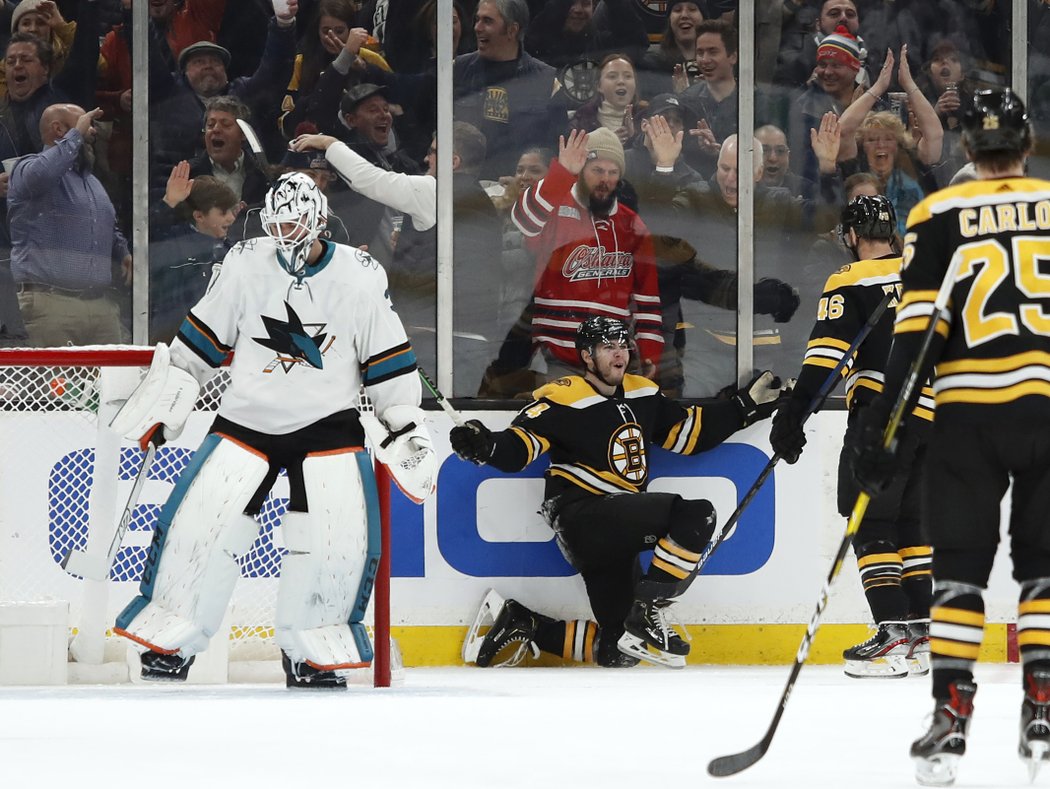 Hokejisté Bostonu porazili v NHL San Jose hladce 4:1.