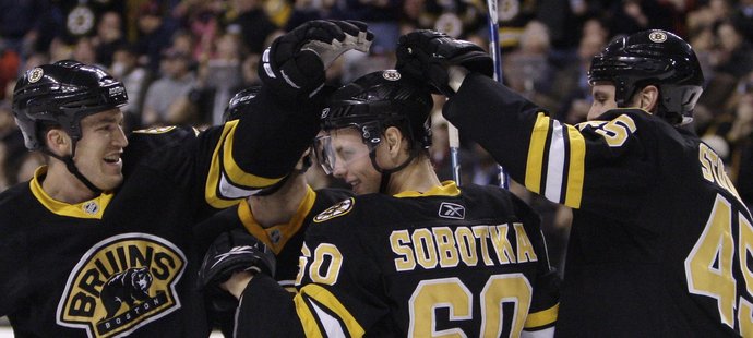 Radost hráčů klubu NHL Boston Bruins.