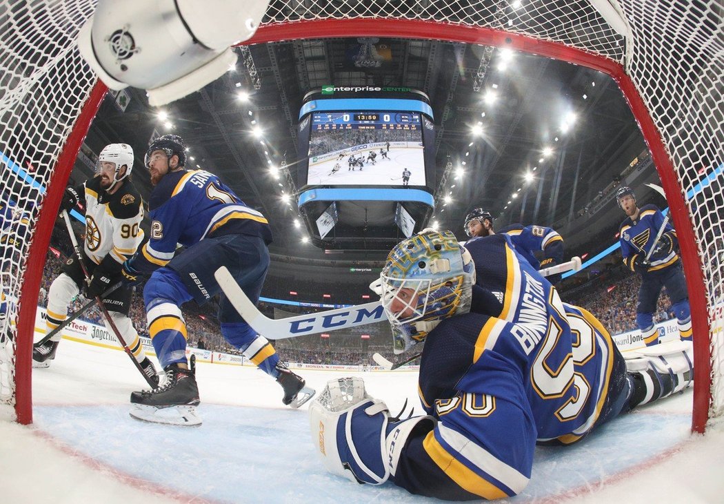 Hvězda St. Louis Jordan Binnington dostala od Bostonu ve třetím finále pět branek a byla střídána.