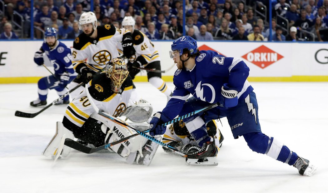 Brayden Point se snaží překonat brankáře Tukku Raska