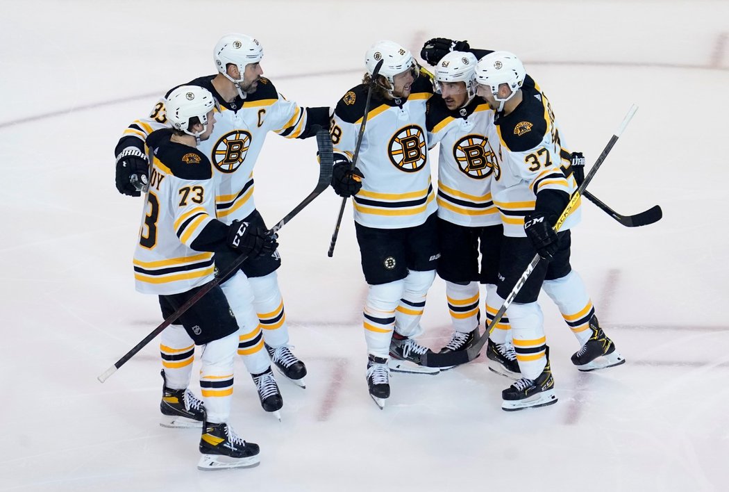 Radost hokejistů Bostonu po brance Davida Pastrňáka v utkání s Tampou