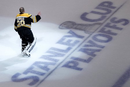 Brankář Bostonu Tim Thomas zdraví fanoušky po třetí výhře nad Tampou