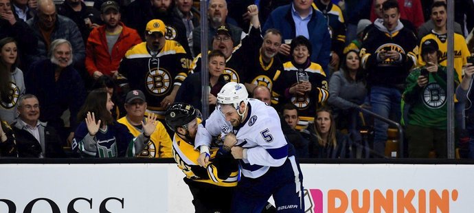 David Pastrňák mstil nešetrný zákrok Girardiho na hvězdu Bostonu Patrice Bergerona.