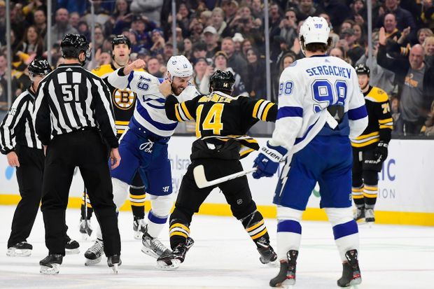 Zápas mezi dvěma nejlepšími týmy Východní konference se hrál i tvrdě - Boston obdržel 46 trestných minut a Tampa Bay 48. Zápas mezi dvěma nejlepšími týmy Východní konference se hrál i tvrdě - Boston obdržel 46 trestných minut a Tampa Bay 48.