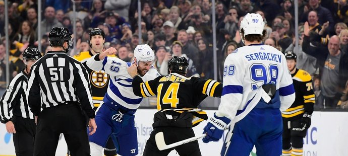 Zápas mezi dvěma nejlepšími týmy Východní konference se hrál i tvrdě - Boston obdržel 46 trestných minut a Tampa Bay 48.