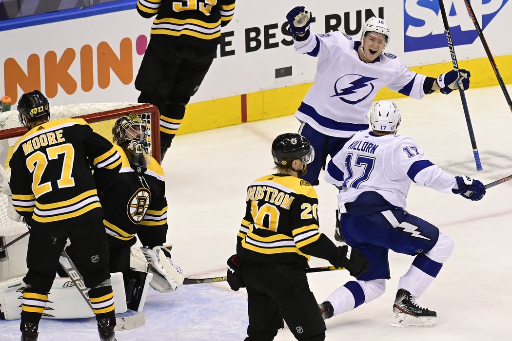 Ondřej Palát se podílel gólem a přihrávkou na kanonádě Tampy Bay, která ve 2. kole play off NHL přehrála Boston 7:1 a ujala se v sérii vedení 2:1. 