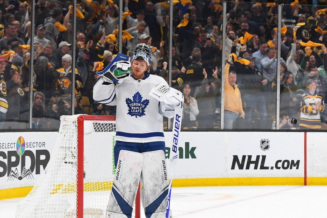 Brankář Maple Leafs Frederik Andersen na střelce Bostonu nestačil a inkasoval čtyřikrát.