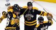 Hokejisté Bostonu se radují z gólu proti Torontu