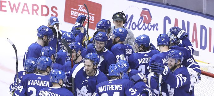 Hokejisté Toronta se radují z výhry nad Bostonem a vedení v sérii.