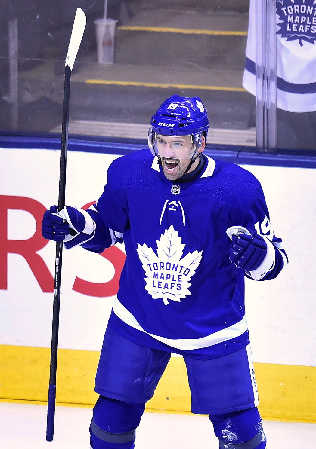 Tomáš Plekanec se raduje ze svého prvního gólu za Toronto.