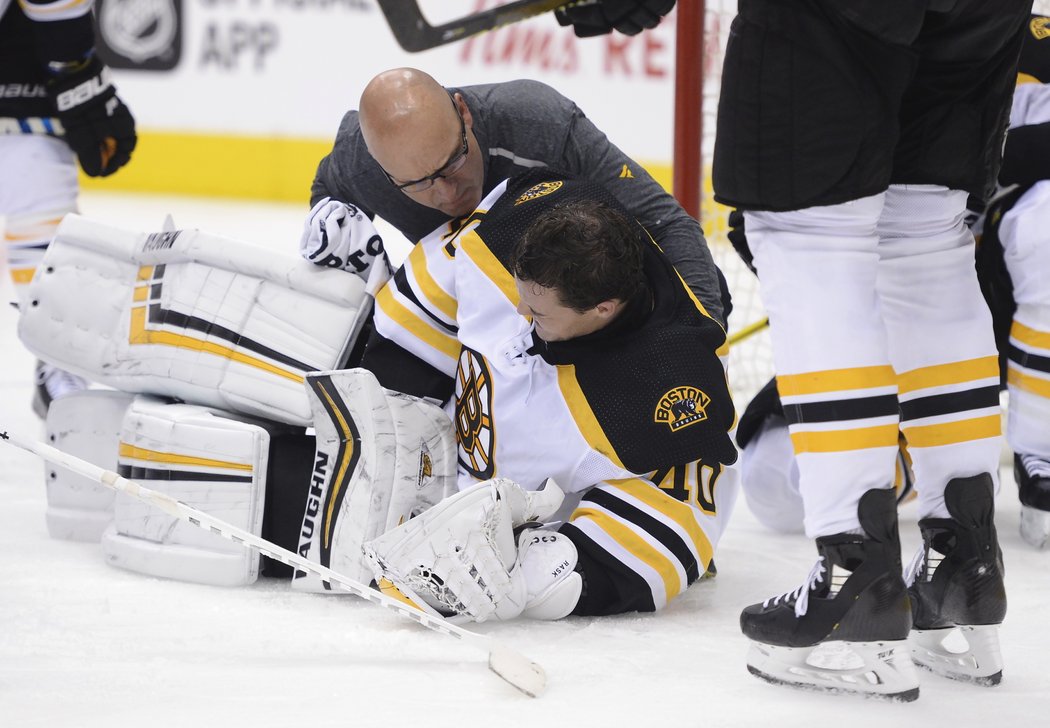 Brankář Bostonu Tuukka Rask musel být v průběhu utkání na ledě Toronta ošetřován.