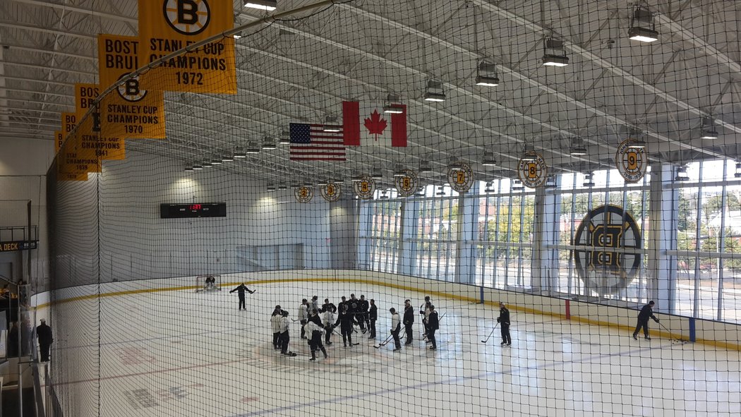 Tréninkové centrum Warrior Ice Arena, ve kterém se Bruins připravují, je prosklené a z ledu je vidět až na silnici
