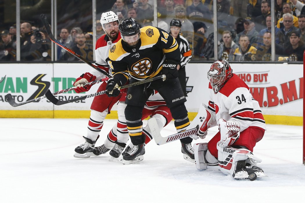 Chris Wagner z Bostonu přihlíží zákroku Petra Mrázka