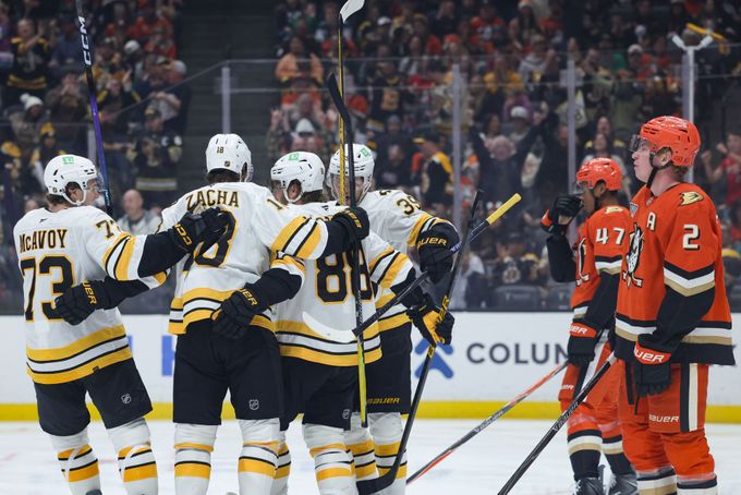 Pastrňák dal gól, Zacha dvakrát nahrával a Boston porazil Anaheim. Tři asistence pro Nečase Pastrňák dal gól, Zacha dvakrát nahrával a Boston porazil Anaheim. Tři asistence pro Nečase