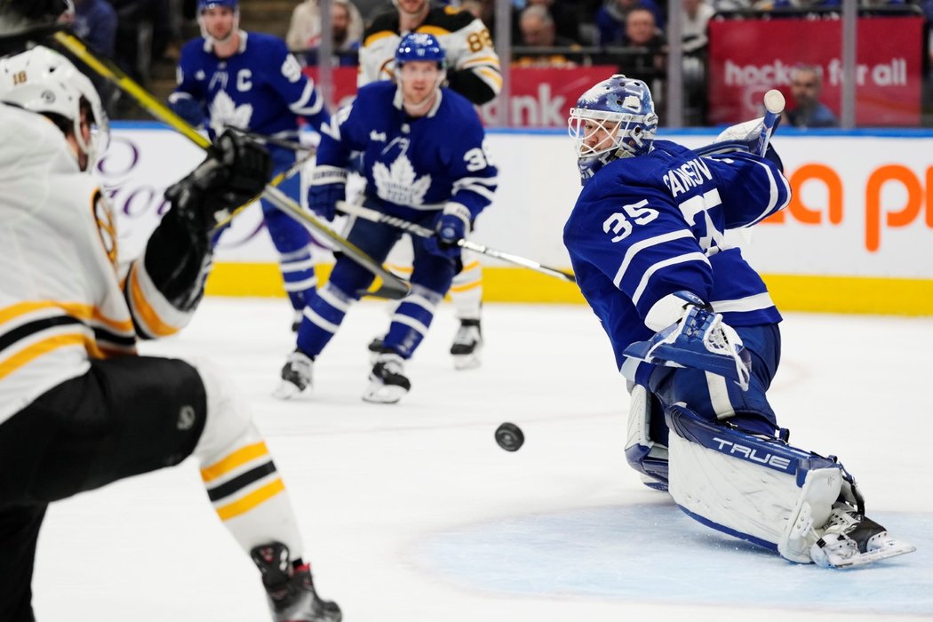 Pavel Zacha střílí gól do sítě Toronta