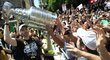 V Bostonu se na nejcennější sportovní trofej přišlo podívat údajně až milion lidí