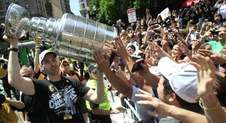 FOTO: Vítězové Stanley Cupu slavili v ulicích Bostonu