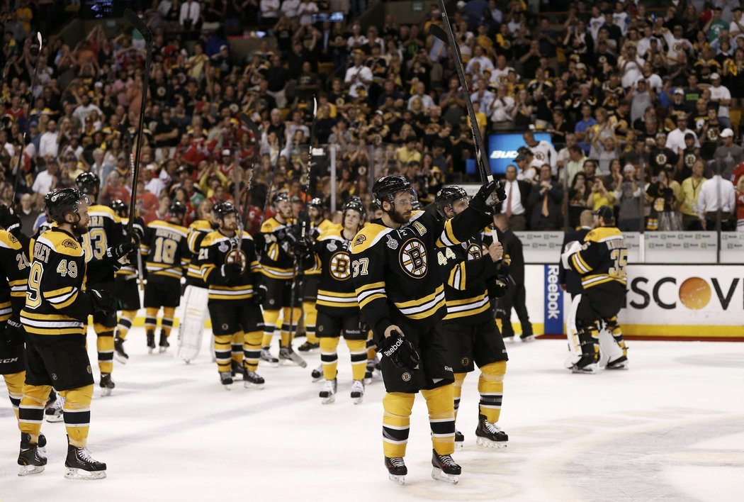 Hráči Bruins se loučí s fanoušky a sezonou.